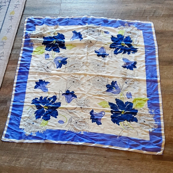 Scarfs Unknown Brand 2 in a bundle⚜️💜💕💜⚜️ - Picture 2 of 8